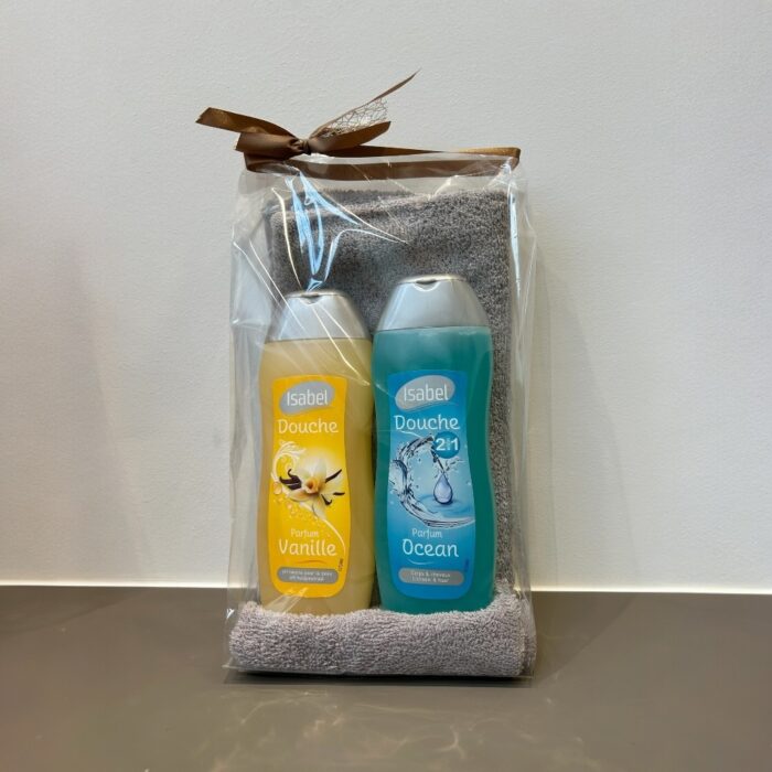 Handdoek en washand met 2 flesjes douchegel